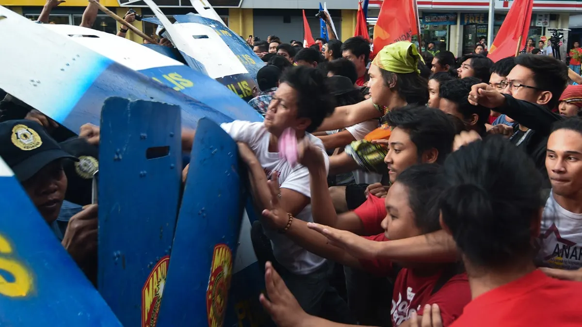 mladi Filipinci reagiraju tijekom prosvjeda