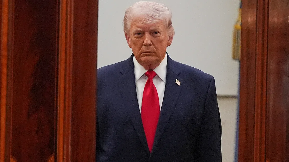 Predsjednik Donald Trump stoji u Križnoj dvorani Bijele kuće i govori