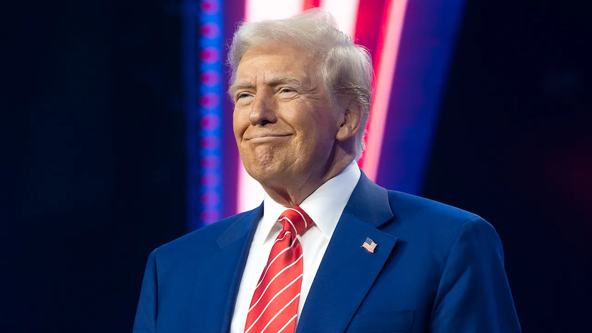 Predsjednik Donald Trump nasmijan tijekom AmericaFesta u kongresnom centru Phoenix