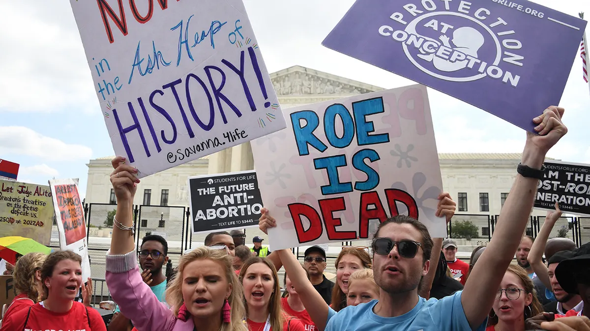 Zagovornici života drže natpise ispred Vrhovnog suda SAD-a u Washingtonu, DC
