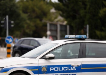 Policija upala u stan na Žnjanu: Pronašli osobu koju traže u Europi