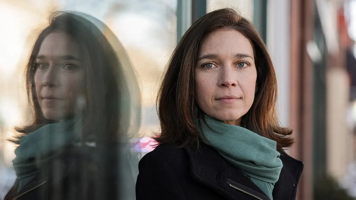 Rebecca Bennett gleda u kameru.