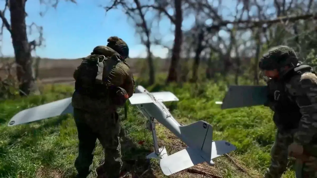 Ruski vojnici pripremaju se lansirati dron presretač za akciju na nepoznatoj lokaciji u Ukrajini