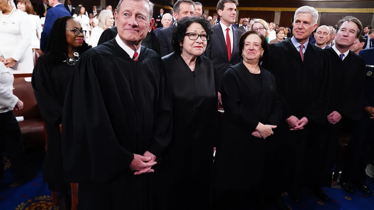 Glavni sudac John Roberts i pridruženi suci Sonia Sotomayor, Elena Kagan, Neil Gorsuch, Brett Kavanaugh stoje na podu Predstavničkog doma
