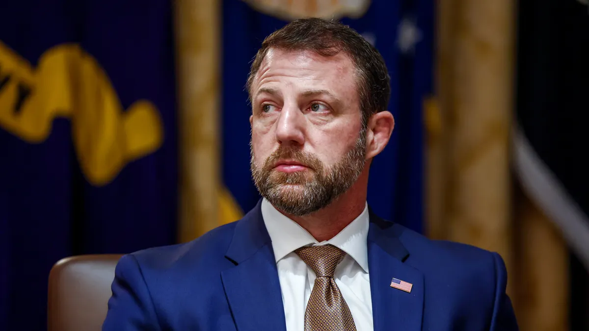 Markwayne Mullin govori tijekom sastanka kabineta u Bijeloj kući u Washingtonu, DC