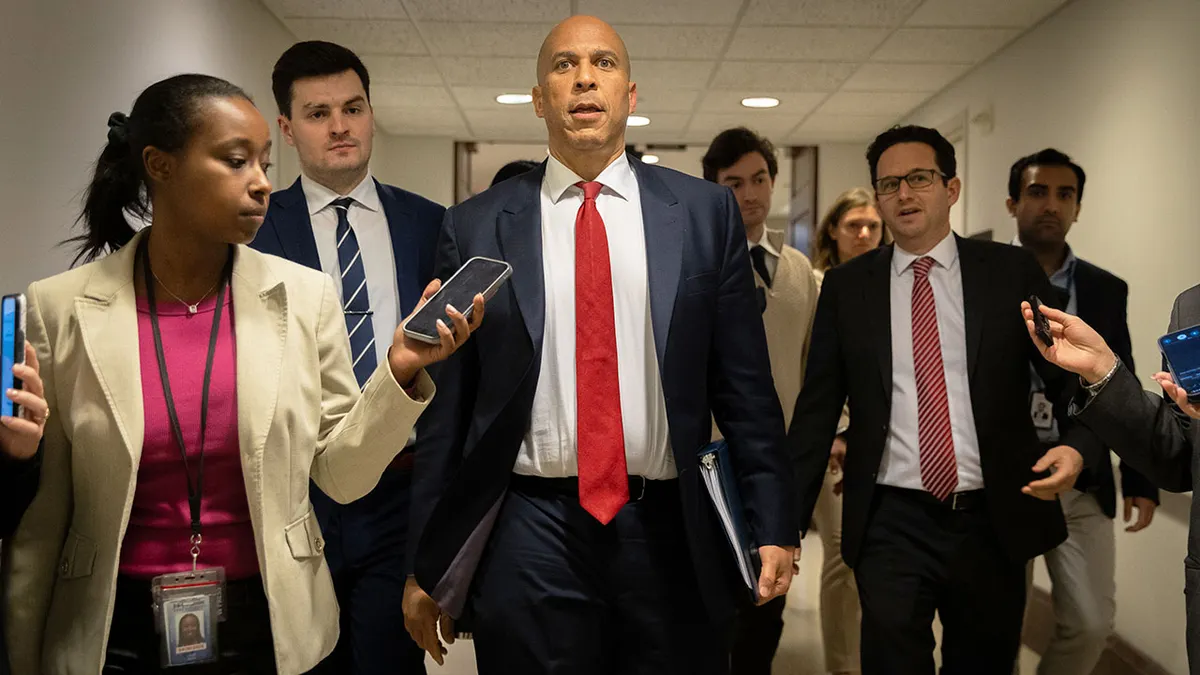 Sen. Cory Booker razgovara s novinarima na US Capitolu u Washingtonu, DC