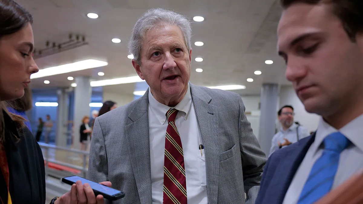 Senator John Kennedy u šetnji podrumom američkog Kapitola razgovara s novinarima