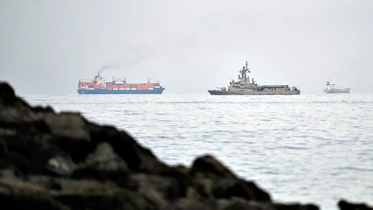 Brod mornarice UAE plovi pored teretnog broda u Hormuškom tjesnacu