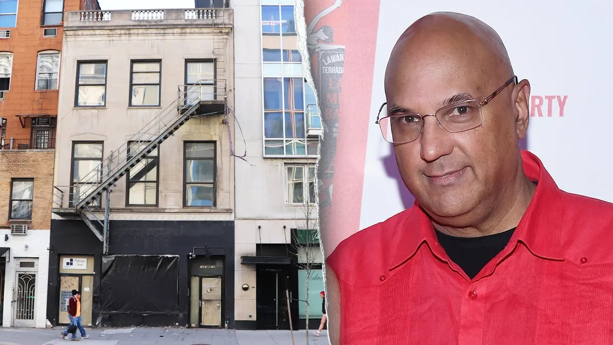 Neville Roy Singham pokraj zgrade na Manhattanu koju je kupio People's Forum