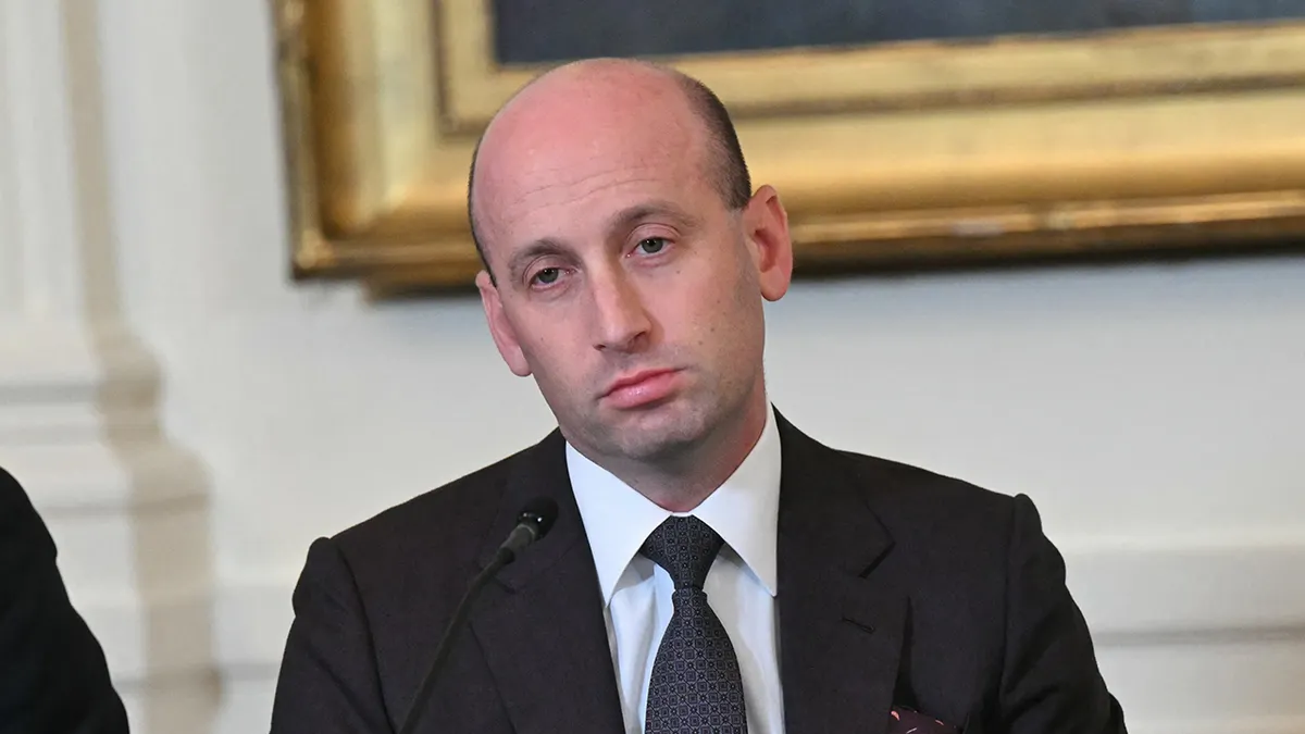 Zamjenik šefa osoblja Bijele kuće Stephen Miller sluša tijekom sastanka u istočnoj sobi Bijele kuće