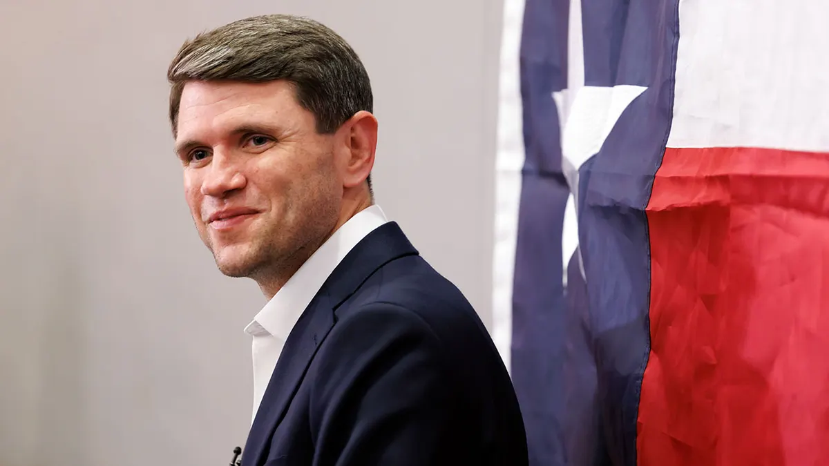 Kandidat za Senat Teksasa James Talarico govori za govornicom