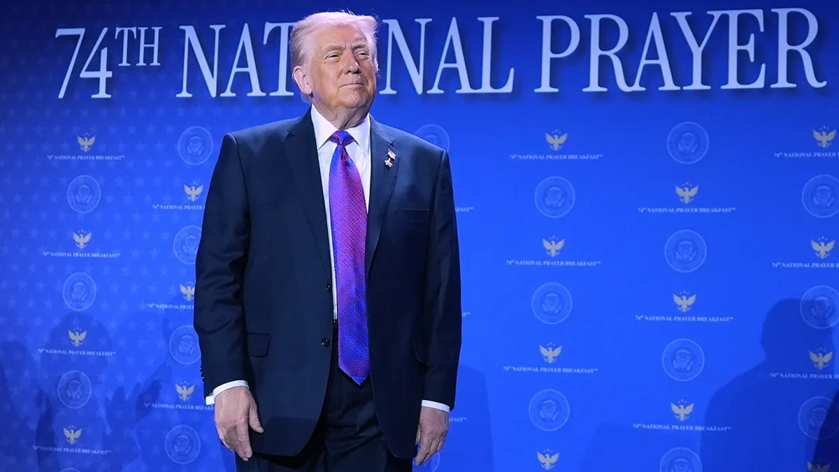 Predsjednik Donald Trump stiže govoriti na Nacionalnom molitvenom doručku u Washingtonu
