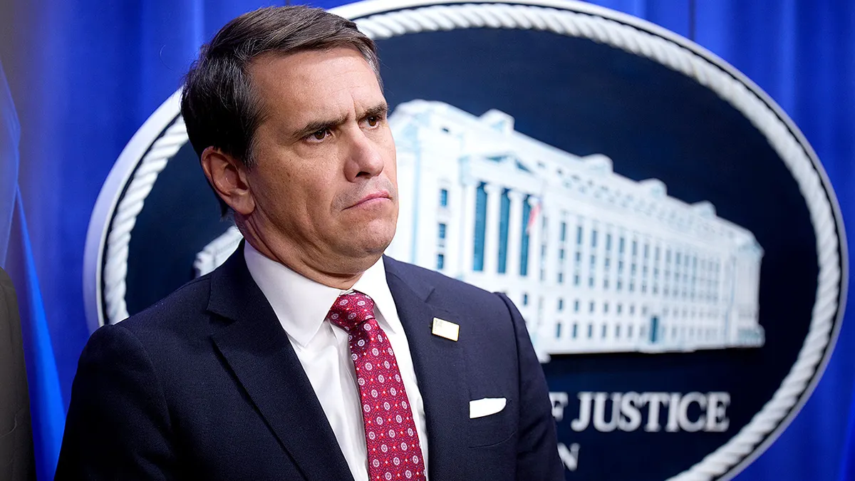 Zamjenik državnog odvjetnika Todd Blanche stoji blizu govornice u Ministarstvu pravosuđa u Washingtonu, DC