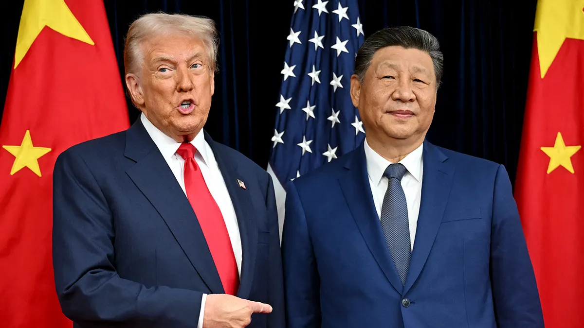 Predsjednik Donald Trump stoji pored predsjednika Xi Jinpinga
