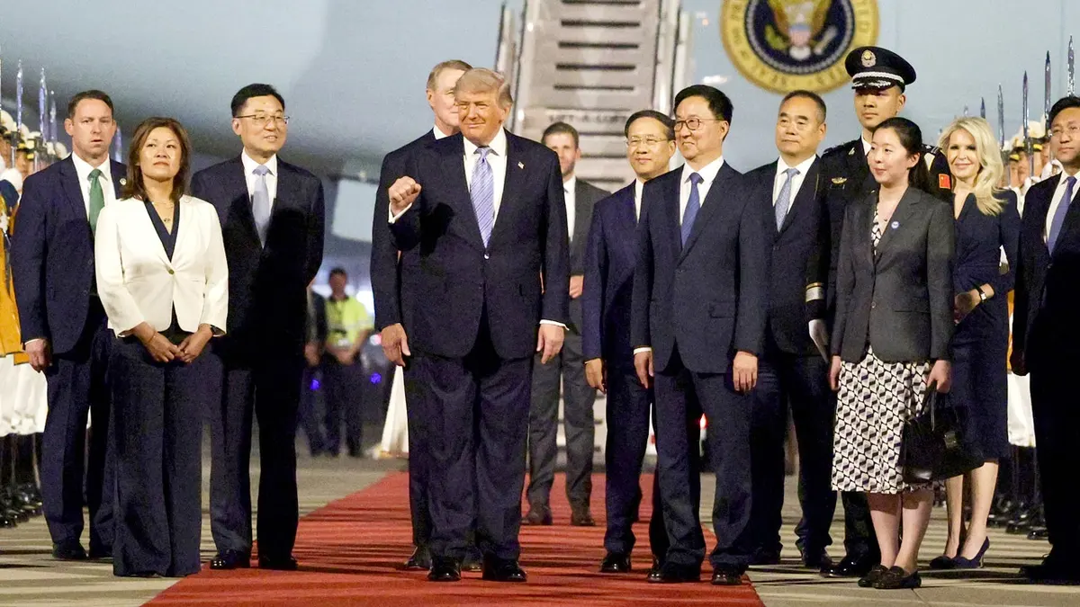 Trump stiže u Kinu dočekan s Air Force 2