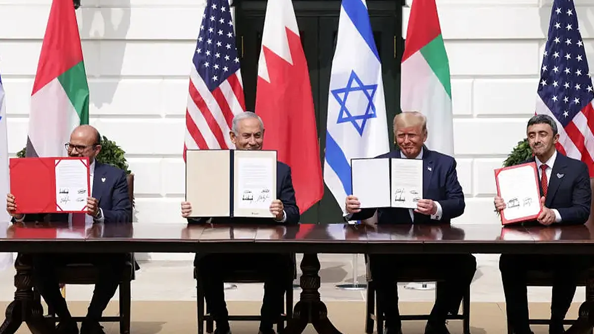 Izraelski premijer Benjamin Netanyahu i ministri vanjskih poslova Abdullatif bin Rashid Al Zayani i Abdullah bin Zayed Al Nahyan pridružuju se predsjedniku Trumpu na južnom travnjaku Bijele kuće