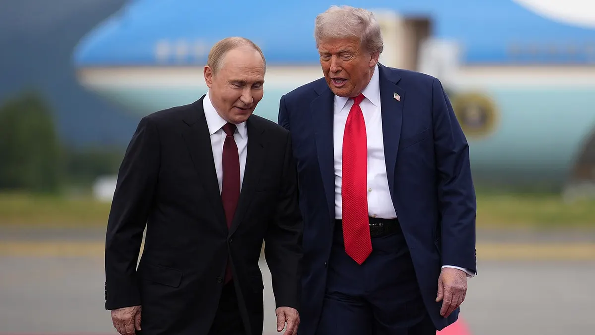 Američki predsjednik Donald Trump u šetnji s ruskim predsjednikom Vladimirom Putinom u združenoj bazi Elmendorf-Richardson