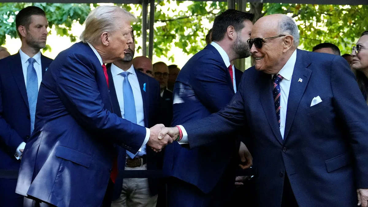 Predsjednik Donald Trump rukuje se s Rudyjem Giulianijem