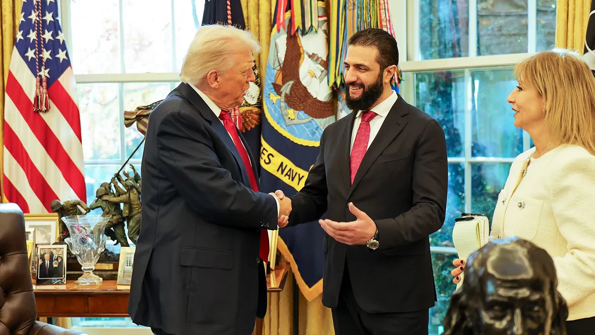 Predsjednik Donald Trump rukuje se sa sirijskim predsjednikom Ahmedom al-Sharaom u Bijeloj kući