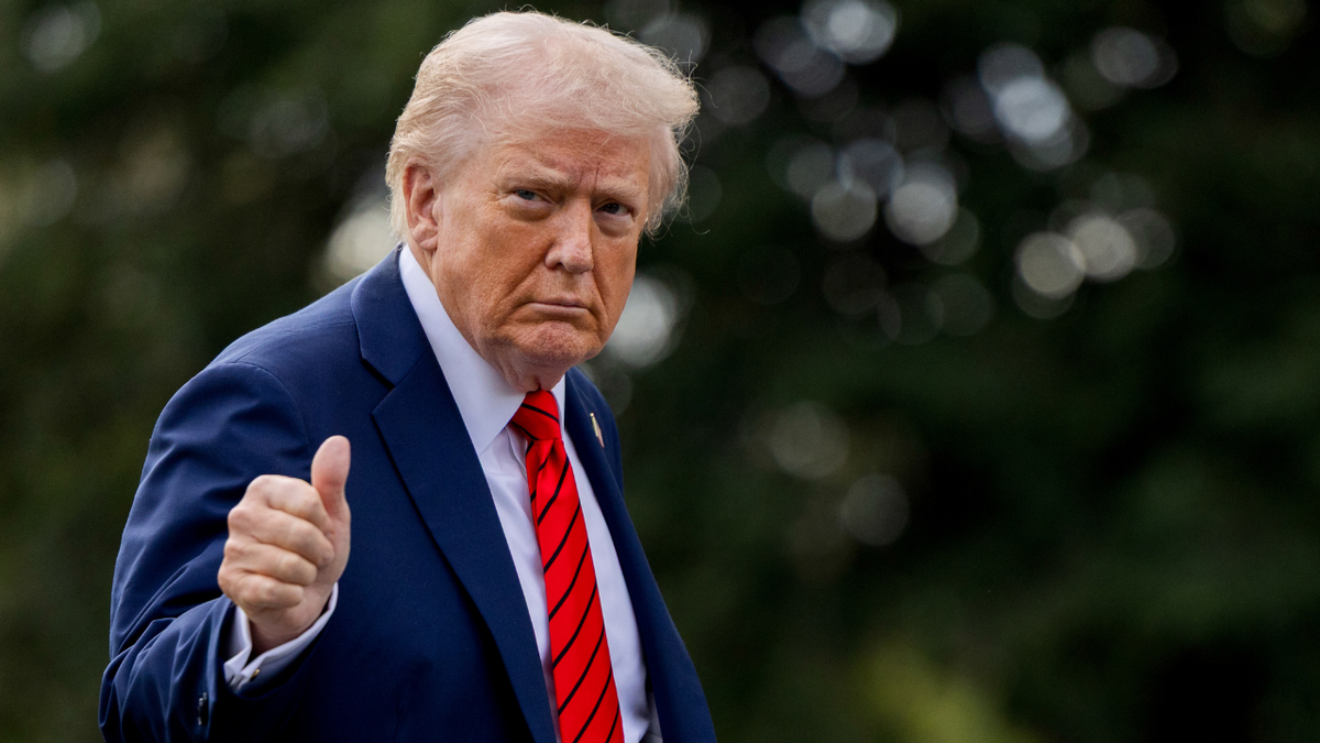 Američki predsjednik Donald Trump šeće južnom tratinom Bijele kuće i pokazuje palac gore