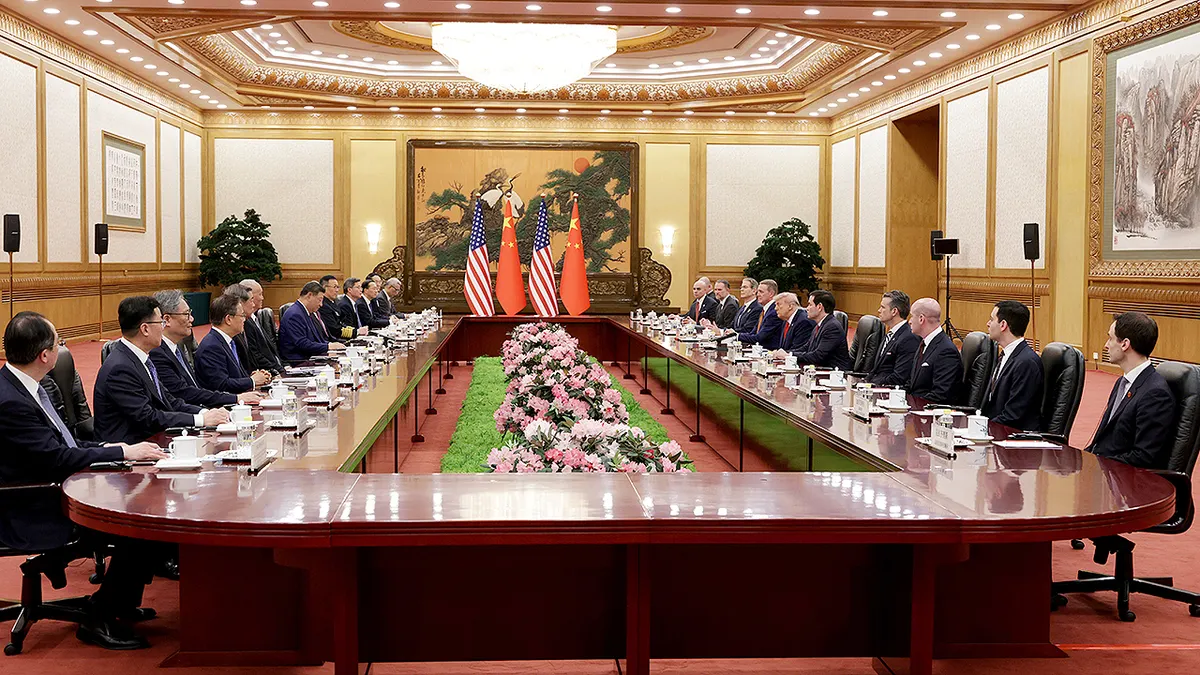Američki predsjednik Donald Trump i kineski predsjednik Xi Jinping sjede za stolom tijekom bilateralnog sastanka u Pekingu