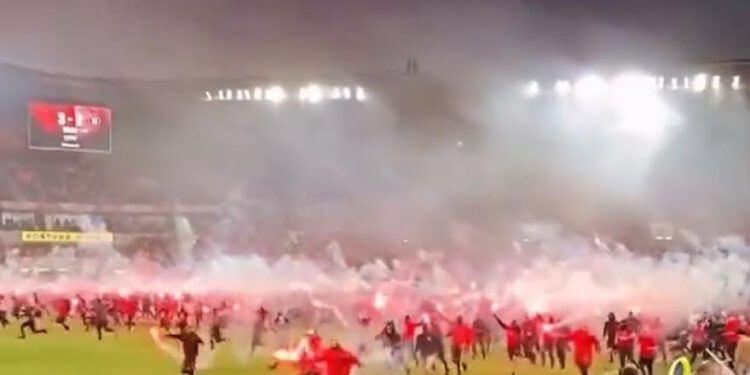 upad Slavijinih navijača na teren