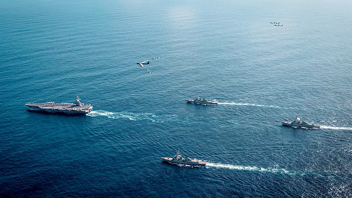 USS Gerald R. Ford Carrier Strike Group plovi Atlantskim oceanom s vojnim zrakoplovima iznad njih