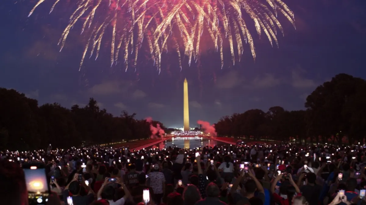 Sudionici gledaju vatromet povodom Dana neovisnosti duž National Malla u Washingtonu, DC