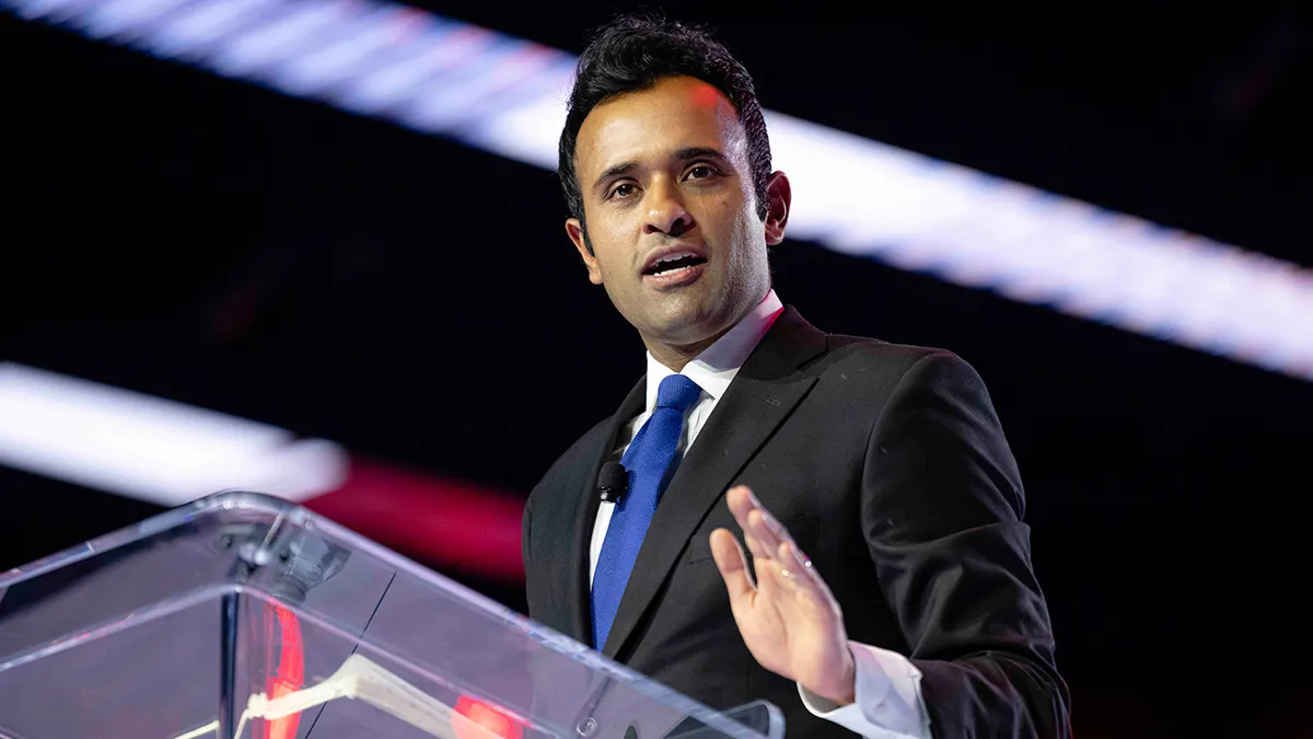 Vivek Ramaswamy govori na podiju tijekom konferencije Turning Point USA u Phoenixu