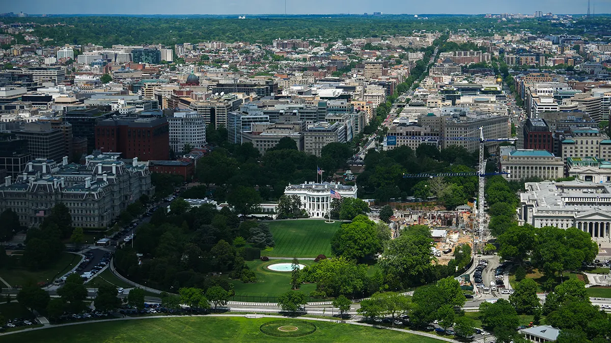 Gradilište nove plesne dvorane Bijele kuće gledano s Washingtonovog spomenika