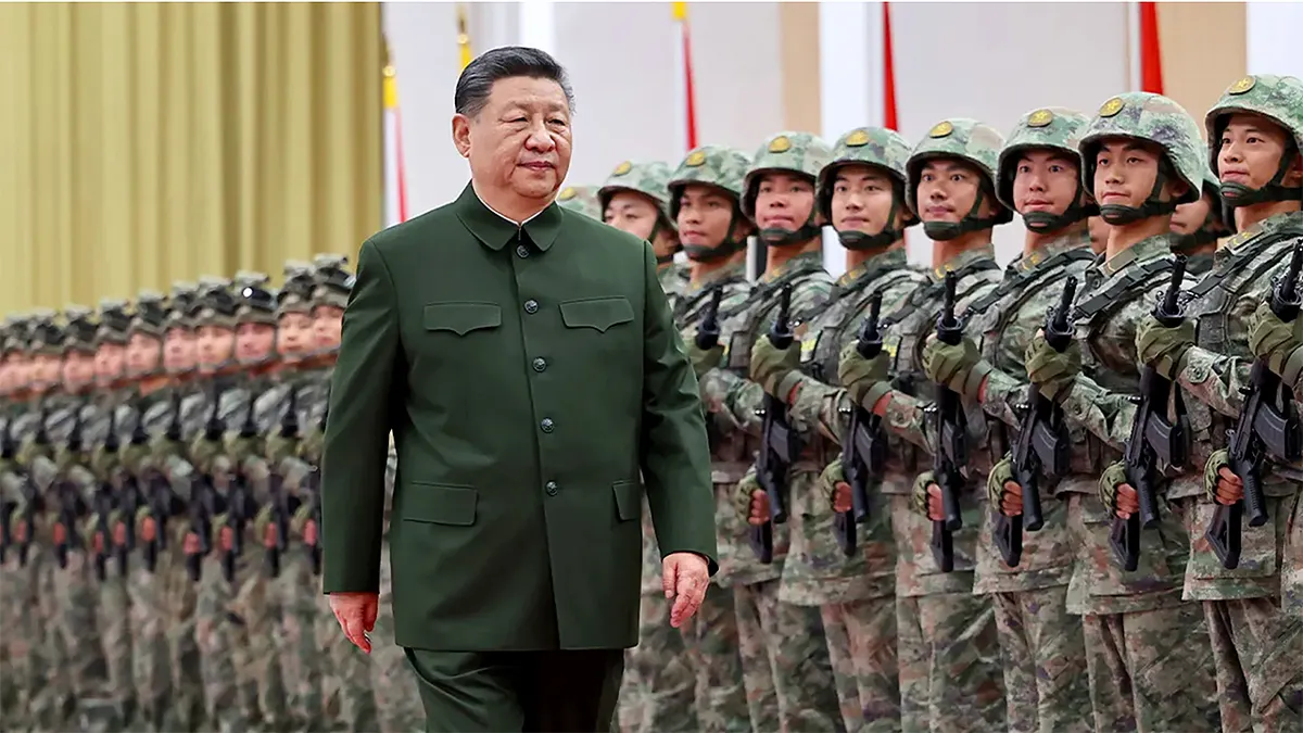 Kineski predsjednik Xi Jinping u šetnji s vojnicima u uniformama