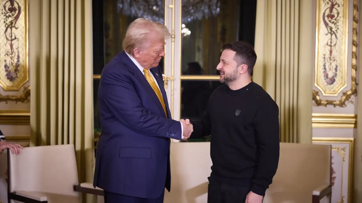 Ukrajinski predsjednik Volodymyr Zelenskyy i novoizabrani predsjednik Donald Trump rukuju se u Elizejskoj predsjedničkoj palači u Parizu