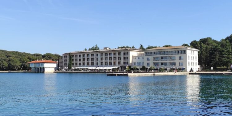 „Izvlačio se novac, zapošljavalo preko veze…“