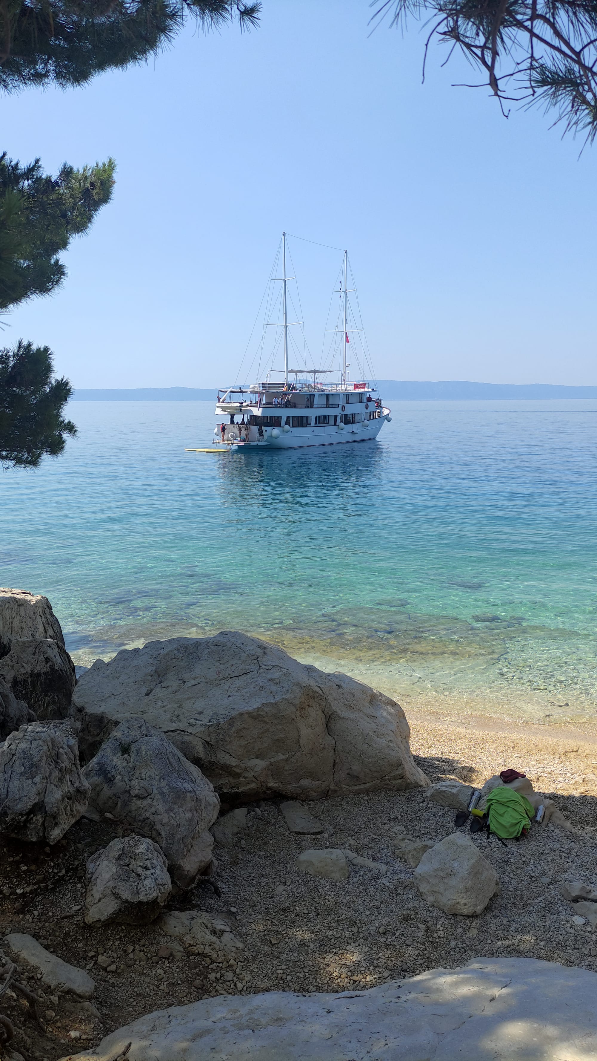 BRAVO MAJSTORI Usidrili se na pedesetak metara od obale prirodne plaže: "Ovo se događa svaki dan, brodova je sve više"