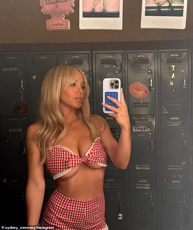 Bila je i njezina blistava fotografija u gingham bikiniju
