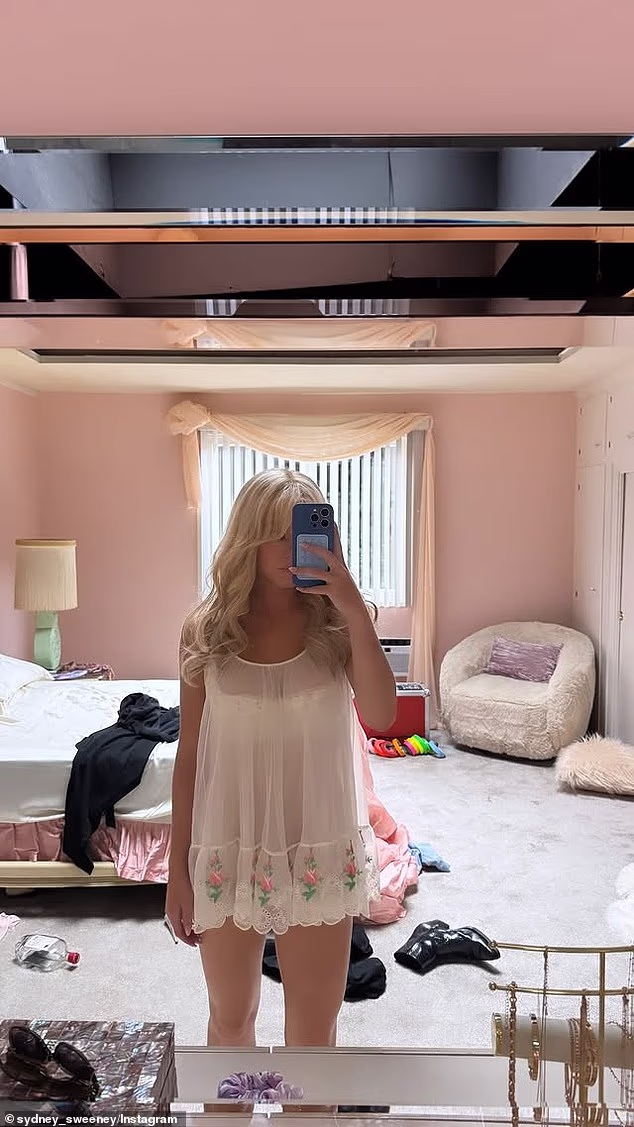 Druga ju je snimka pokazala u Cassienoj spavaćoj sobi u prozirnoj bijeloj baby doll haljini