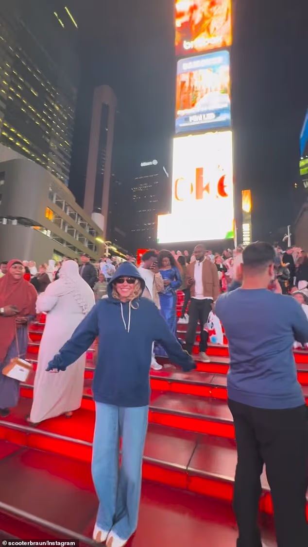 Braun je prvi put odveo Sweeneyja na Times Square, kada je podijelio video kako voze bicikl i kasnije uživaju u burgeru i poziraju ispred njezine kampanje American Eagle