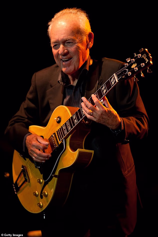 Negri, vrsni jazz gitarist, umro je u subotu, samo nekoliko dana prije nego što bi 10. lipnja napunio 100 godina, navodi TribLive; slikano 2011. na Newport Jazz Festivalu u Rhode Islandu