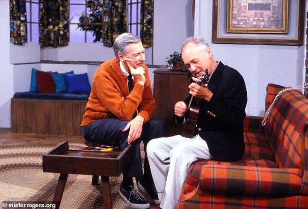 Negri, koji se pojavio u Mister Rogers' Neighborhood kao Handyman Negri, zaslužan je za pojavljivanje u 331 epizodi serije od godine njenog debija, 1968., do kraja prikazivanja 2001.; na slici Mister Rogers' Neighborhood
