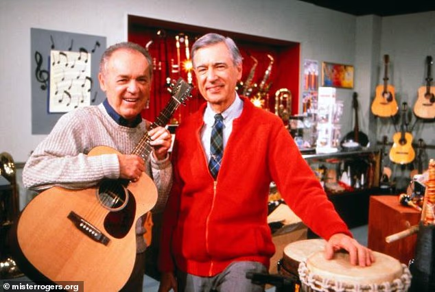 Joe Negri, glumac i glazbenik koji je više od tri desetljeća oduševljavao djecu u Mister Rogers' Neighborhood, preminuo je u 99. godini; Negri (L) je na slici s Fredom Rogersom (R)