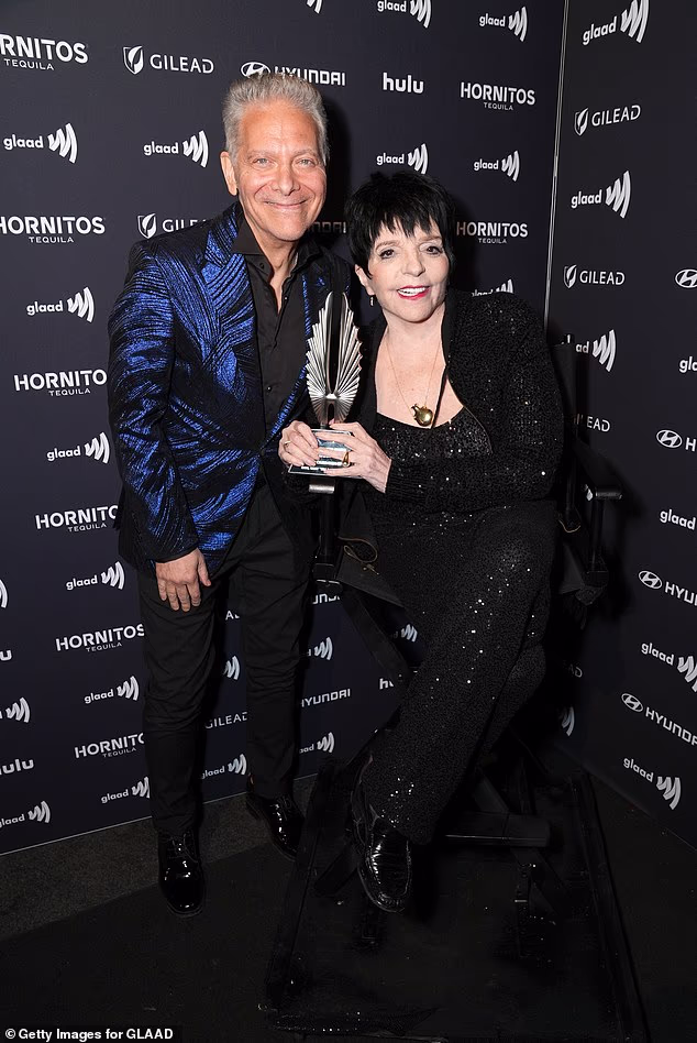 Jedan od njegovih posljednjih albuma, Fly Me To The Moon iz 2010., nastao je u suradnji s pjevačem standarda i revivalistom Michaelom Feinsteinom; Feinstein (L) je slikan s Lizom Minnelli u ožujku