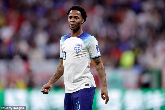 Sterling, 31, koji je posljednji put igrao za svoju zemlju u prosincu 2022., navodno se svojim Lamborghinijem zabio u zapreke na autocesti i zaustavila ga je policija Hampshirea. Uhićen je i kasnije pušten na slobodu do istrage. Na slici: Sterling igra za Englesku protiv Francuske na Svjetskom prvenstvu u prosincu 2022