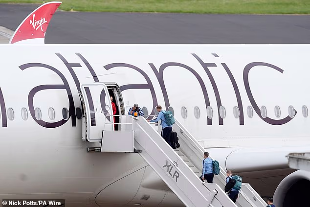 Thomas Tuchel viđen je kako ulazi u avion sa svojom prtljagom prije polijetanja