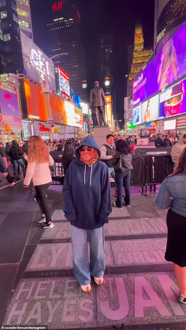 Vrtoglavu zvijezdu Euphorije (28) snimio je dečko Scooter Braun kako ide na Times Square nakon što je glazbenom menadžeru rekla da 'nikada nije bila' tamo