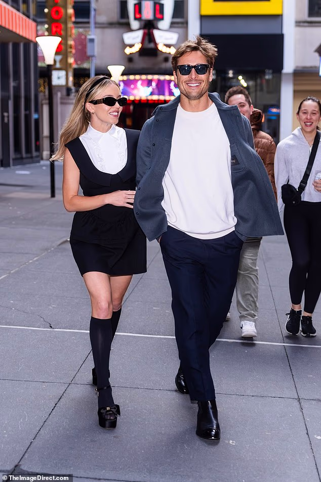Međutim, obožavatelji su brzo istaknuli video i foto dokaze da je Sweeney doista posjetila Times Square u prošlosti, nezaboravno na njezinoj promotivnoj turneji za Glen Powell rom-com, Anyone But You - slikano zajedno u NYC-u u prosincu 2023.
