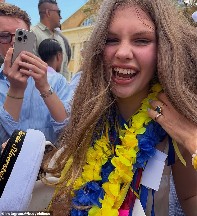 Umjesto toga, Birdie je posljednje tri godine pohađala internat u Švedskoj jer je odlučila živjeti više od 5000 milja daleko od svoje obitelji