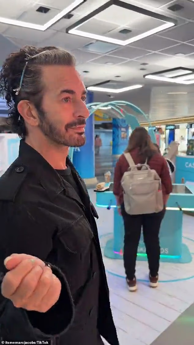 Jacobs je snimio neugodan susret i podijelio video kako kupuje u svom istoimenom butiku koji se nalazi unutar terminala zračne luke