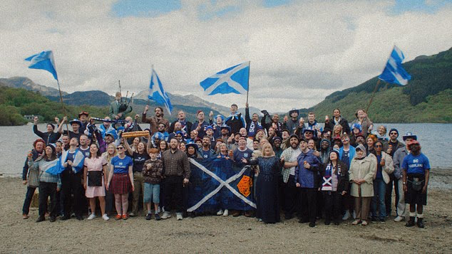 Susan se pridružuje velika ekipa zvijezda i obožavatelja, a zarazna staza naginje ka ljetnim nogometnim neobičnostima koje se ne mogu mjeriti s Made in Scotland iz Girdersa