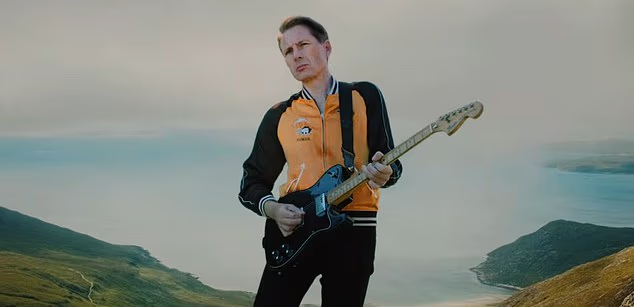 Susan se pridružuju škotska legenda John McGinn, frontman Franza Ferdinanda Alex Kapranos, (na slici) komičar Paul Black i 71-godišnja viralna senzacija May Miller