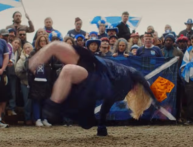Susan udara visoke note na vrhu Forth Bridgea kako bi otpjevala IRN-BRU-ovu himnu Svjetskog kupa prije nego što je ispustila neke breakdance pokrete
